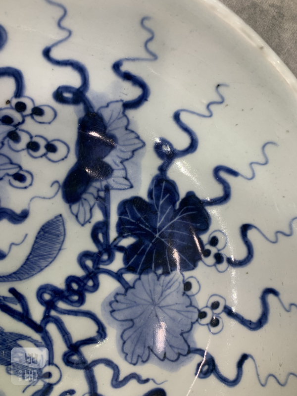 清乾隆青花松鼠葡萄纹大盘 - 图4